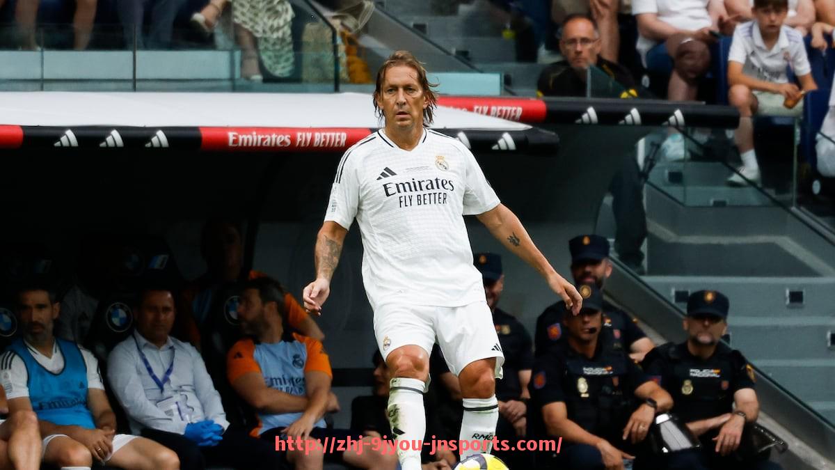 J9九游会登录入口-拜仁对阵德甲各支球队的首发阵容分析